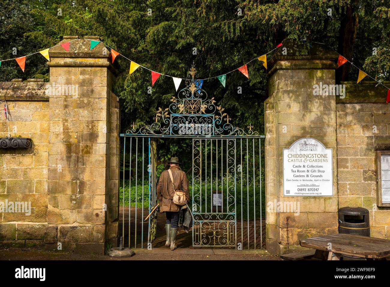 Großbritannien, England Kent, Chiddingstone, Fischer, die die Tore des Chiddingstone Castle Park betreten Stockfoto