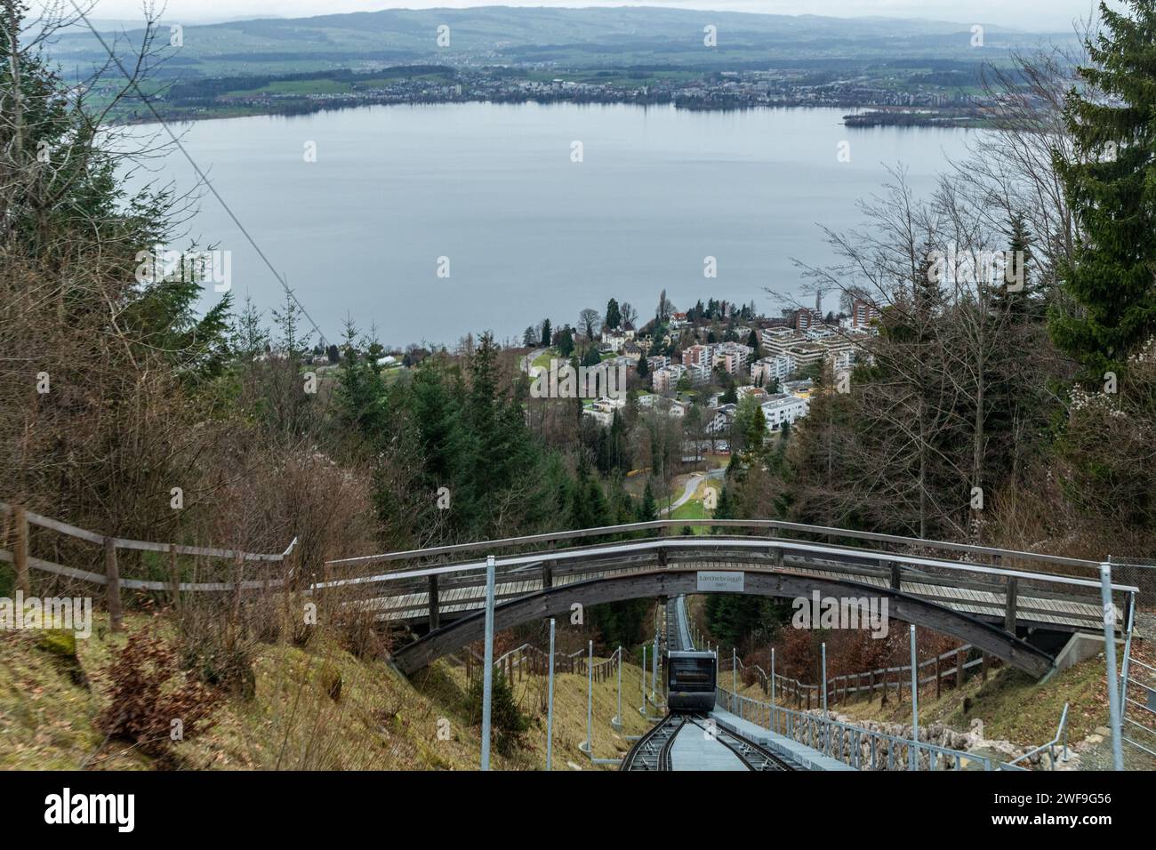 Blick vom Zugerberg auf den Zugersee neben der Zugerstadt in der Schweiz Stockfoto