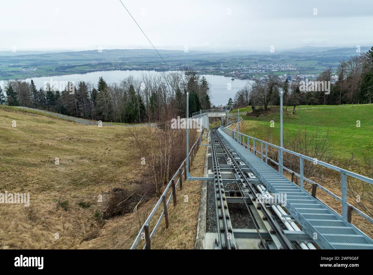 Blick vom Zugerberg auf den Zugersee neben der Zugerstadt in der Schweiz Stockfoto