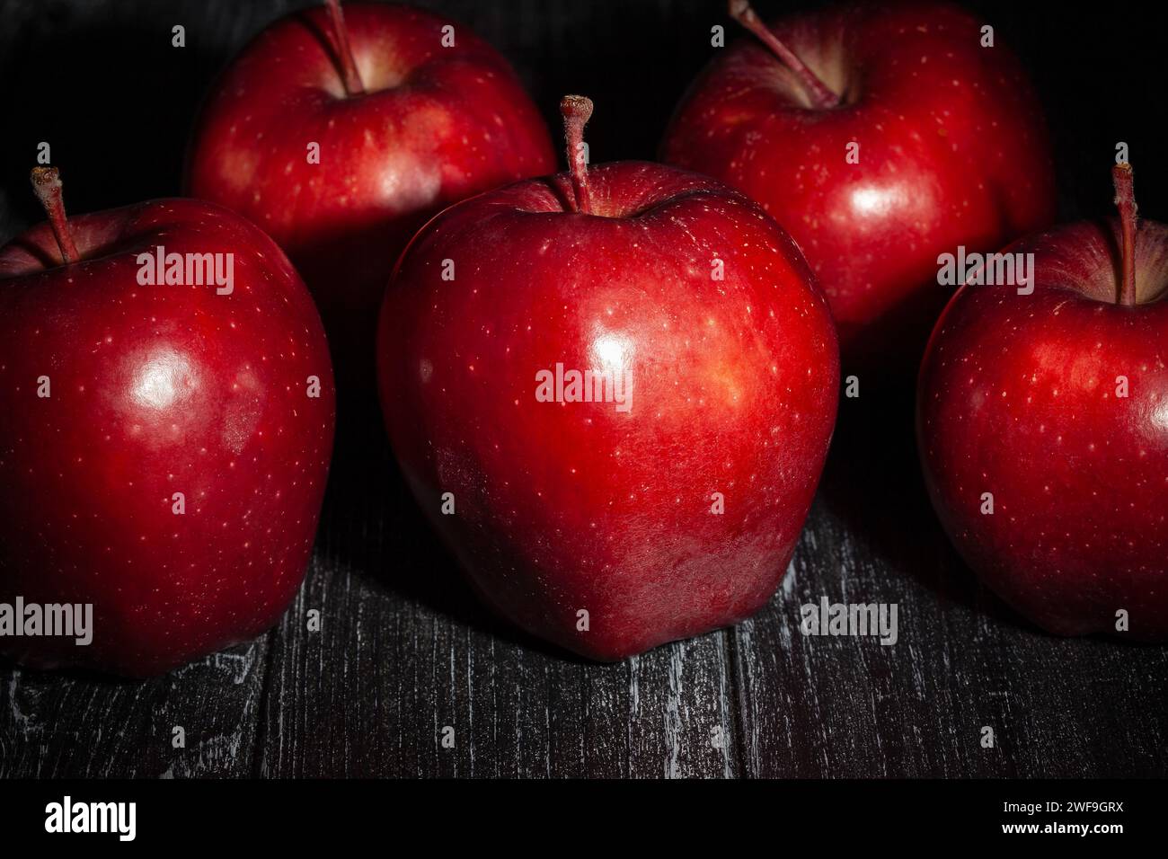 Roter leckerer Apfel auf Holzhintergrund Stockfoto