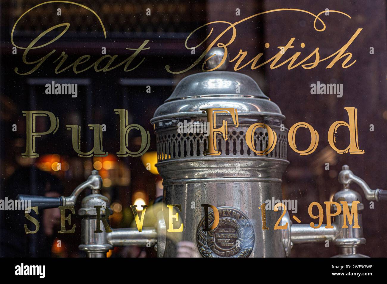 Traditionelles Blattgold-Pub-Schild Great British Pub Food Stockfoto