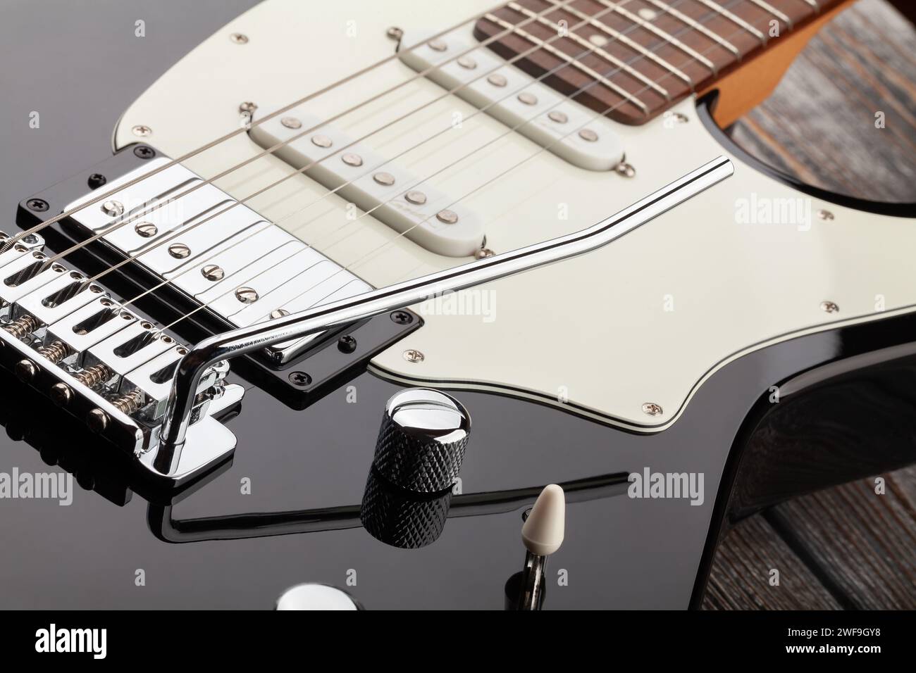 Elektrische Gitarrenelektronik auf Holz Stockfoto