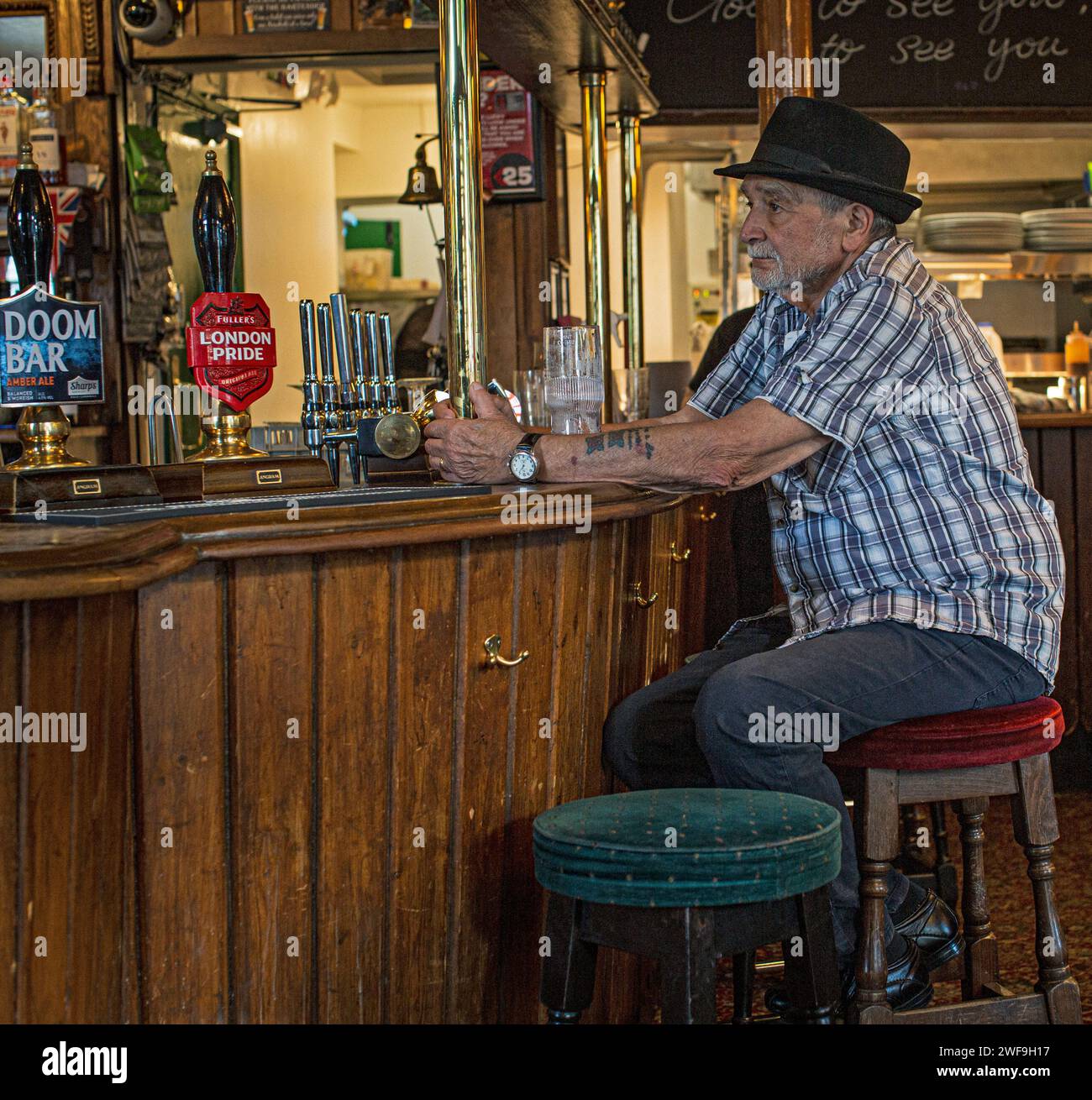 Mann mittleren Alters, trinken einen Pint Bier in einem pub Stockfoto