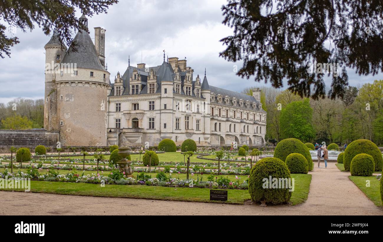 Chenonceau, Frankreich - 15. April 2023: Fassade und Gärten des Schlosses Chenonceau, an einem bewölkten Frühlingstag mit kaum erkennbaren Menschen Stockfoto