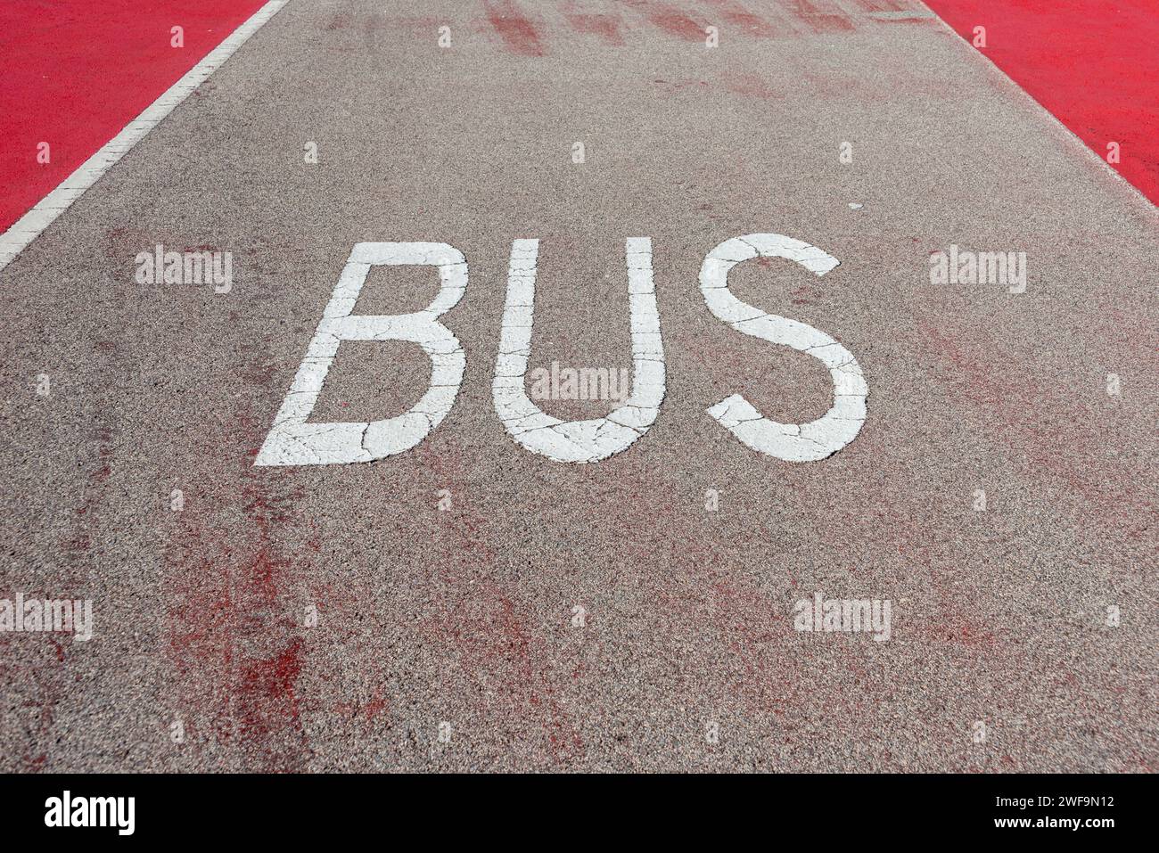 Busspurschild auf der Fahrbahn Stockfoto