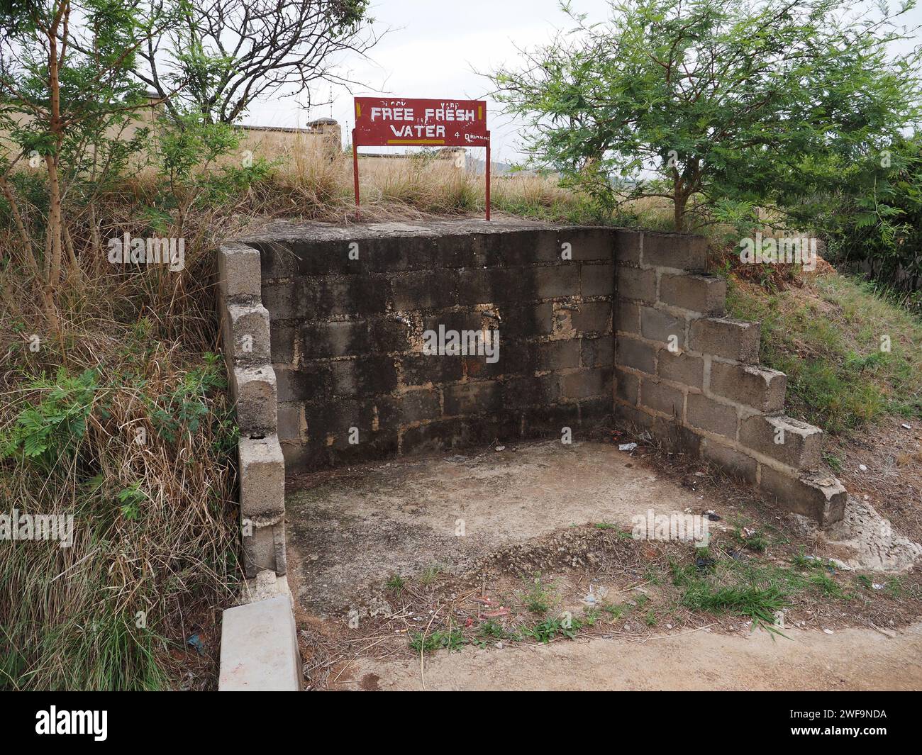 Wasserhähne am Straßenrand mit kostenlosem Frischwasser in der Nähe des Maguga Dam in Eswatini, wo nicht jeder frisches Wasser in seinem Haus hat. Stockfoto Wasserhähne am Straßenrand mit kostenlosem Frischwasser in der Nähe des Maguga Dam in Eswatini, wo nicht jeder frisches Wasser in seinem Haus hat. Stockfoto