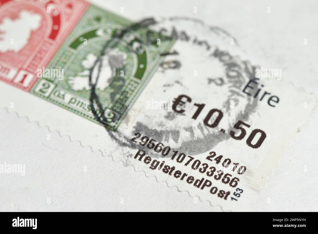Briefmarke der irischen Eintragungsposition in Höhe von 10,50 Euro auf weißem Umschlag, Irland, Europa, EU Stockfoto