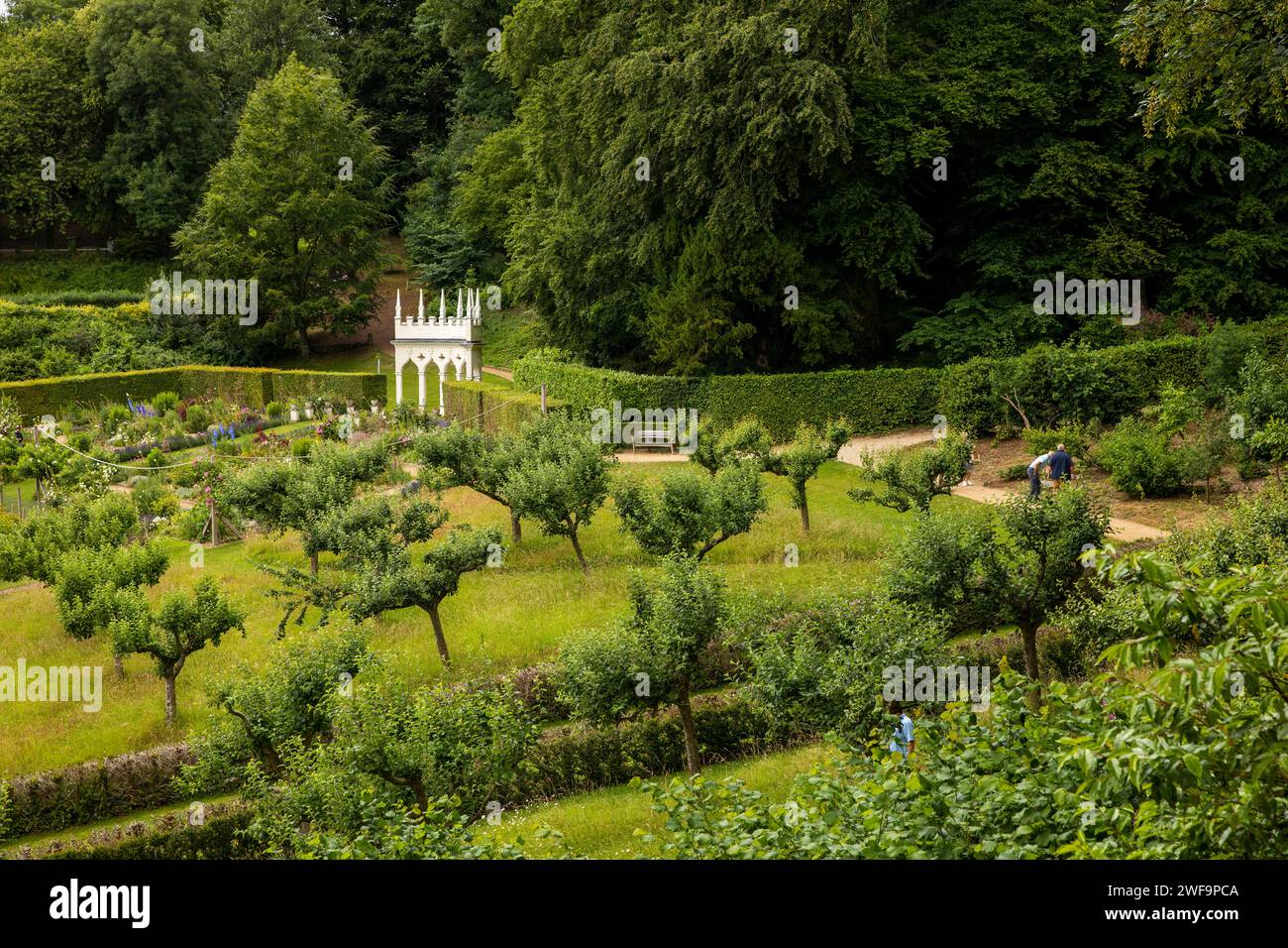 Großbritannien, England, Gloucestershire, Painswick, Rococo Garden, die Exedra, über Wiese und Obstgarten Stockfoto