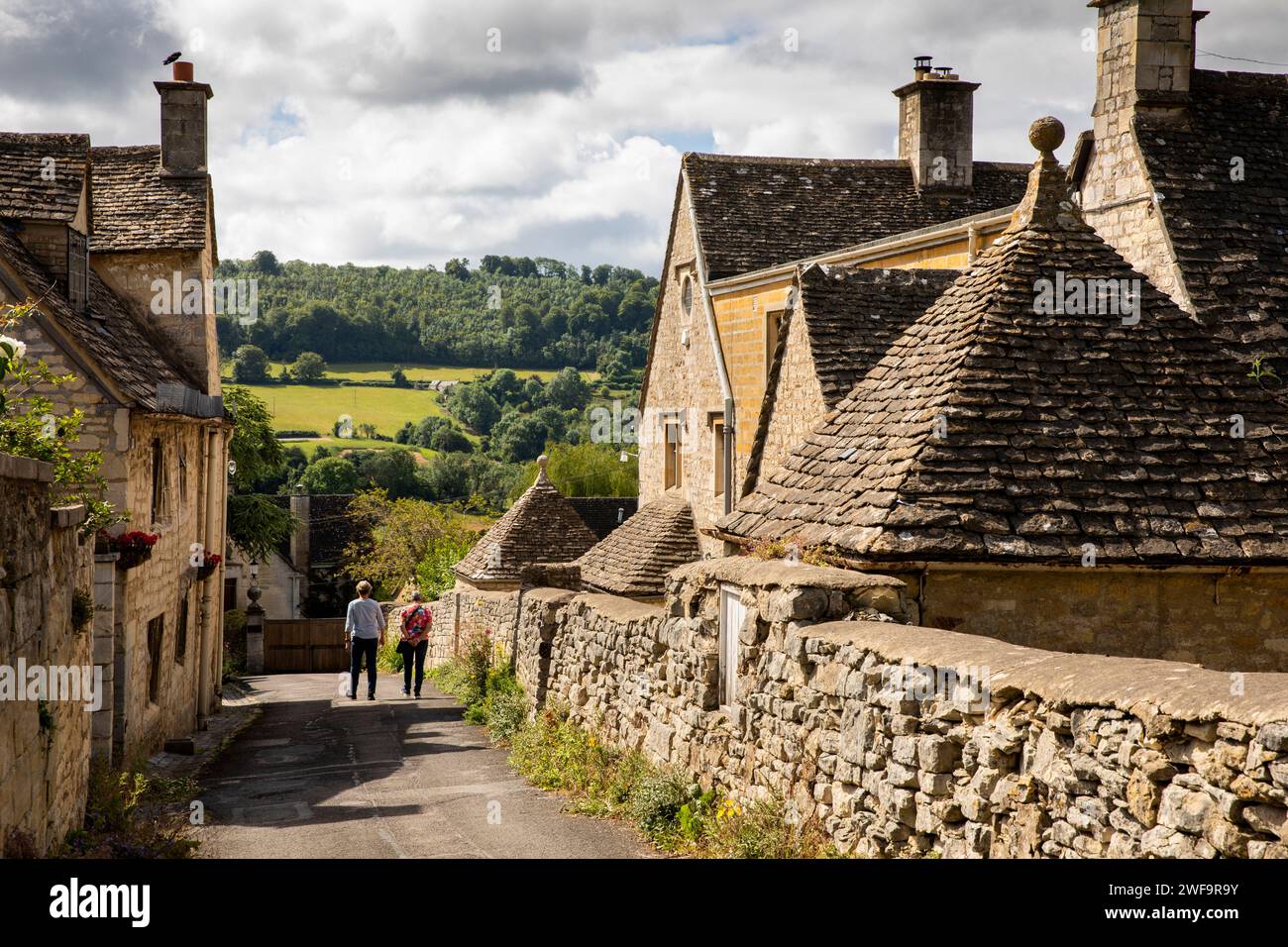Großbritannien, England, Gloucestershire, Painswick, Hale Lane, Spaziergänger, die einen Hügel hinabsteigen Stockfoto