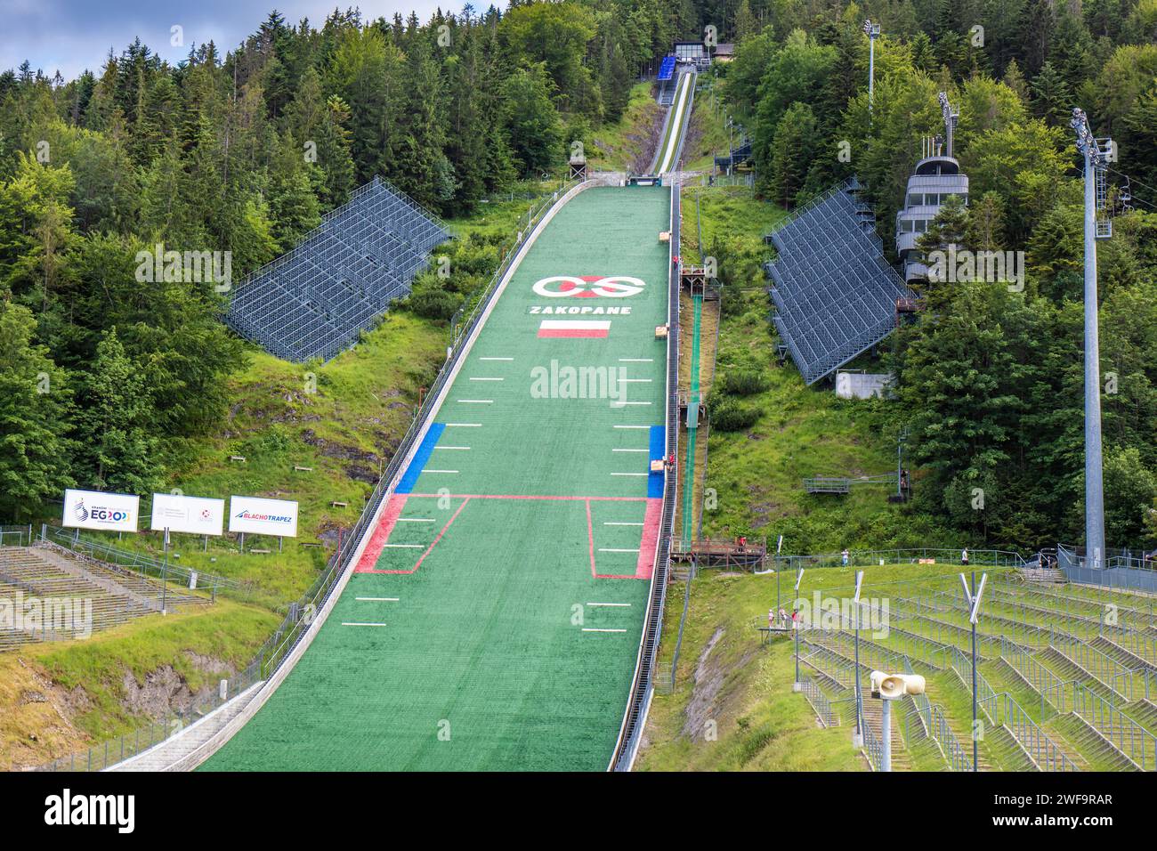 Zakopane, Polen - 5. juli 2023: Landepiste des Großen Krokiew Skisprungstaates in Zakopane, gebaut am Nordhang des Krokiew-Berges in der Tatra Stockfoto