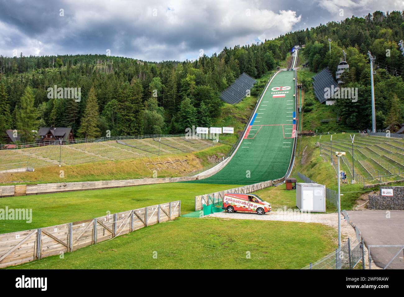 Zakopane, Polen - 5. juli 2023: Landepiste des Großen Krokiew Skisprungstaates in Zakopane, gebaut am Nordhang des Krokiew-Berges in der Tatra Stockfoto