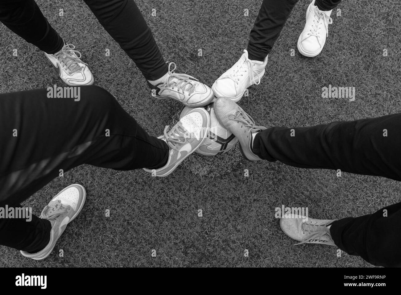 Schuh-Display auf Fußball, Sportausrüstung Sneakers nike Logo. Falsches Gras als Oberfläche. Freundschaft, Teamarbeit und Einheit. Mazedonien 2024 Stockfoto