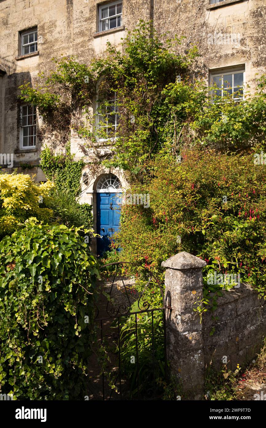 Großbritannien, England, Gloucestershire, Painswick, Vicarage Street, Tor und Vorgarten des georgianischen Hauses Stockfoto