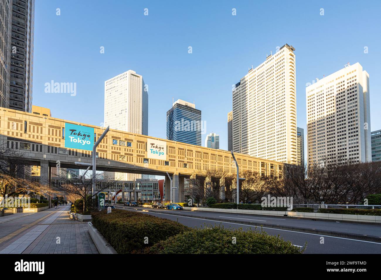 Tokio, Japan. Januar 2024. Panoramablick auf die Wolkenkratzer bei Sonnenuntergang im Stadtzentrum Stockfoto