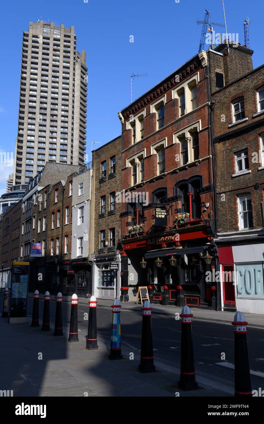 Der Old Red Cow Pub Long Lane, Smithfield, mit dem Lauderdale Tower, einem 42-stöckigen Wohngebäude auf dem Barbican Estate, ist im Backgr zu sehen Stockfoto