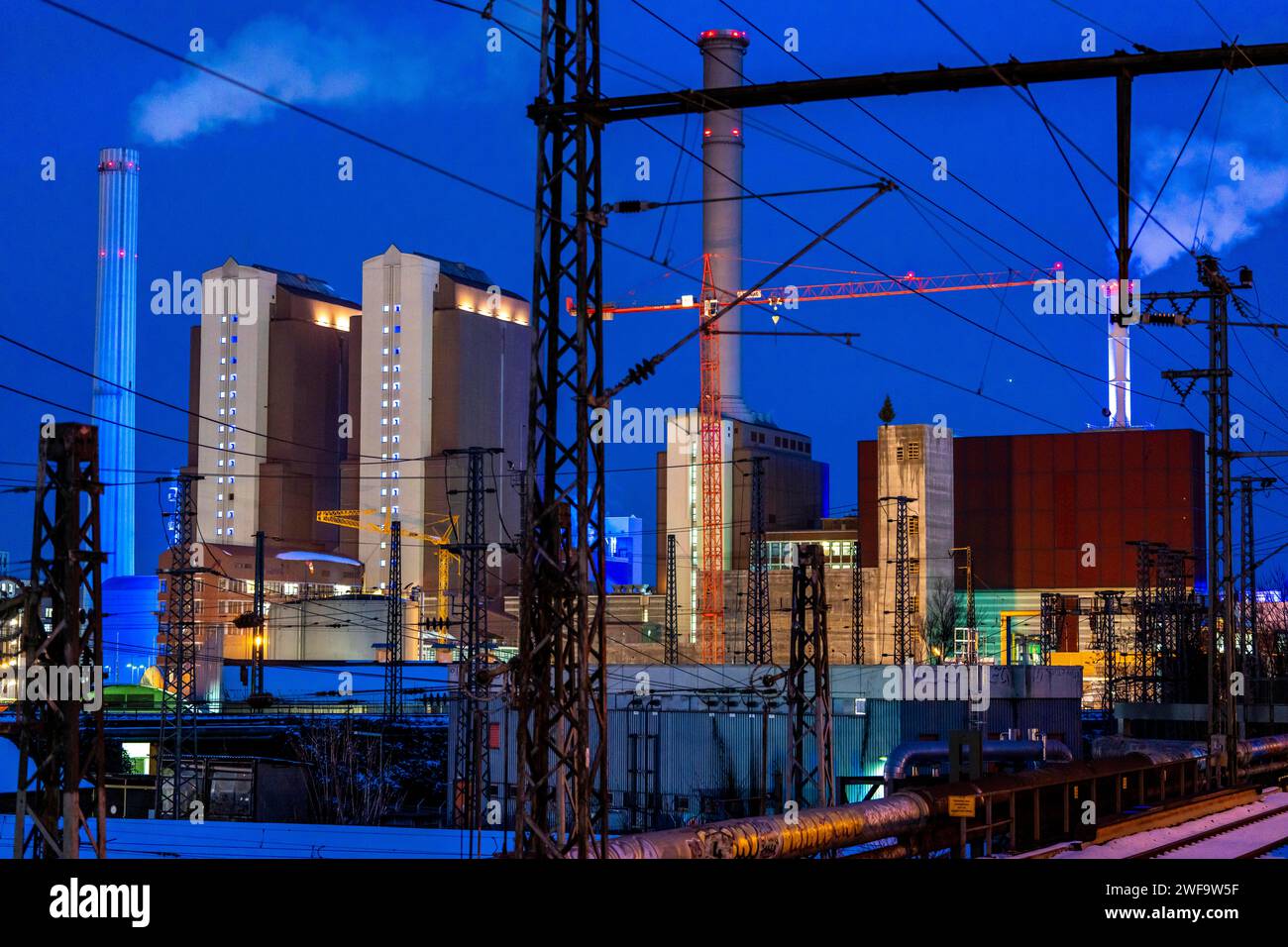 Mainova Heizkraftwerk West, verbrennt Kohle und Erdgas zur Stromerzeugung und Fernwärme, Kraft-Wärme-Kopplung, Abendbeleuchtung, Frankf Stockfoto