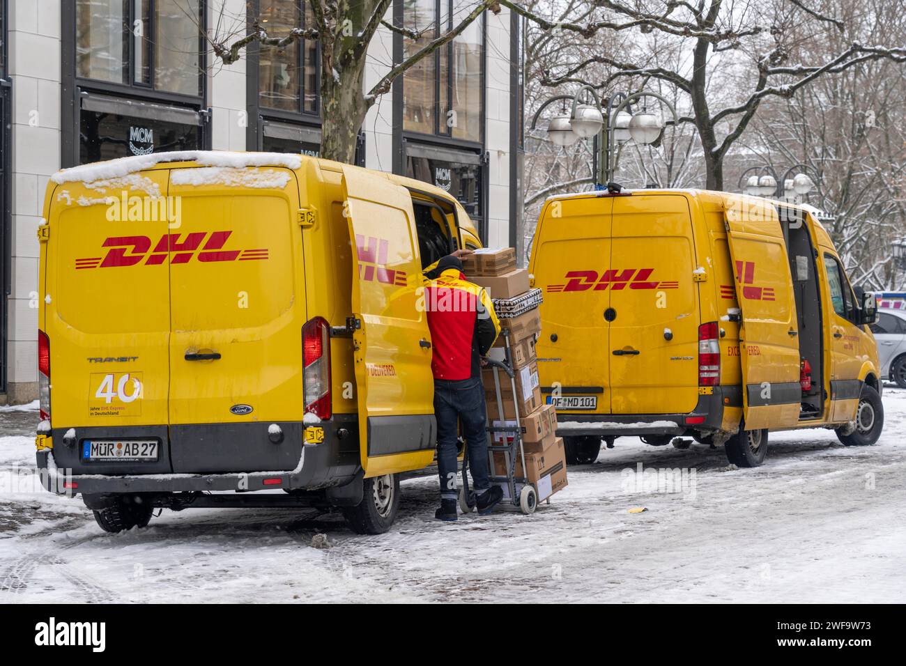 Winter in Frankfurt, DHL Zustellfahrzeuge, Paketdienst, im Bankenviertel Hessen Stockfoto