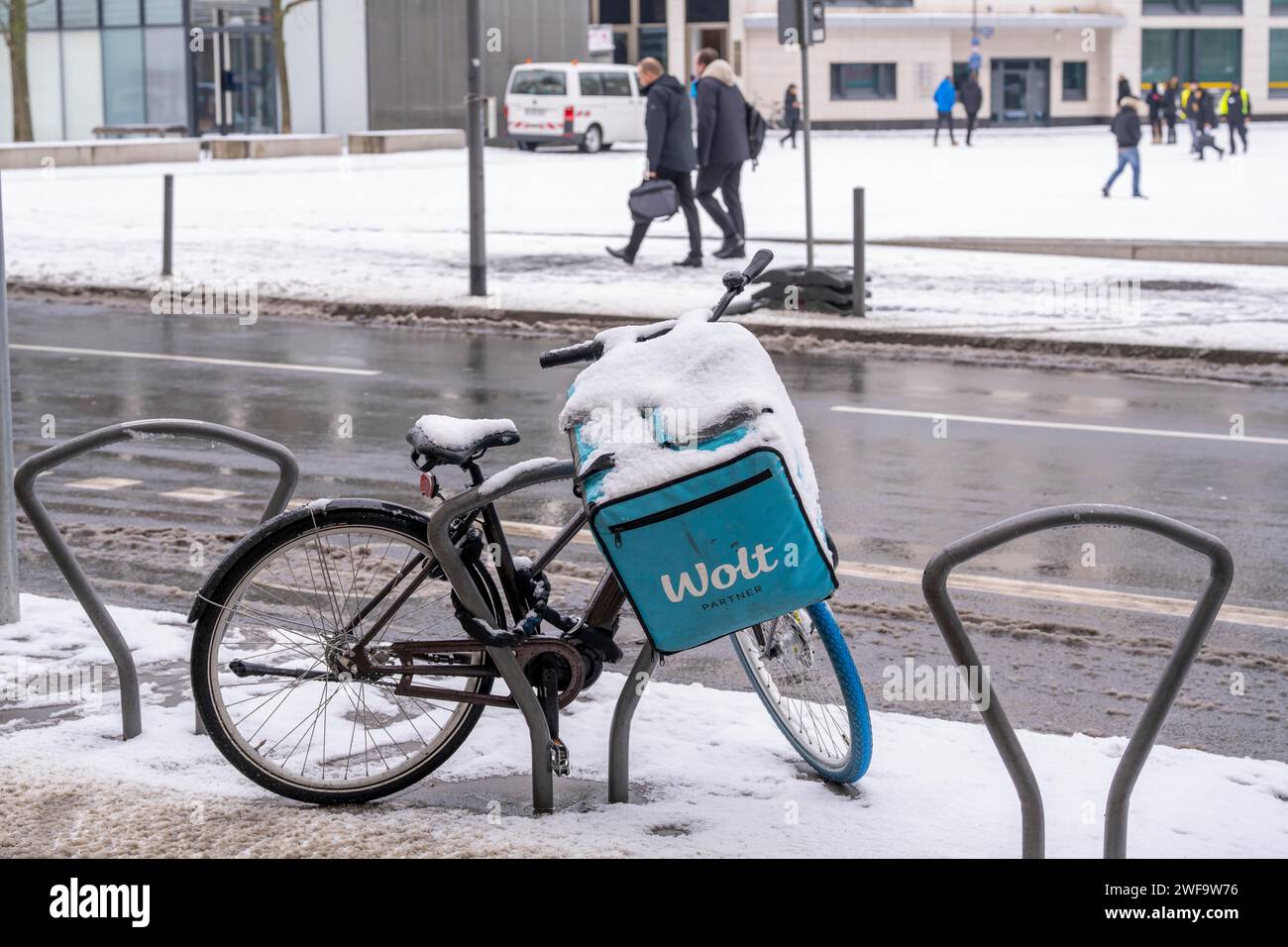 Winter in Frankfurt, Wolt, Lieferservice per Fahrrad, im Bankenviertel Hessen, Deutschland Stockfoto