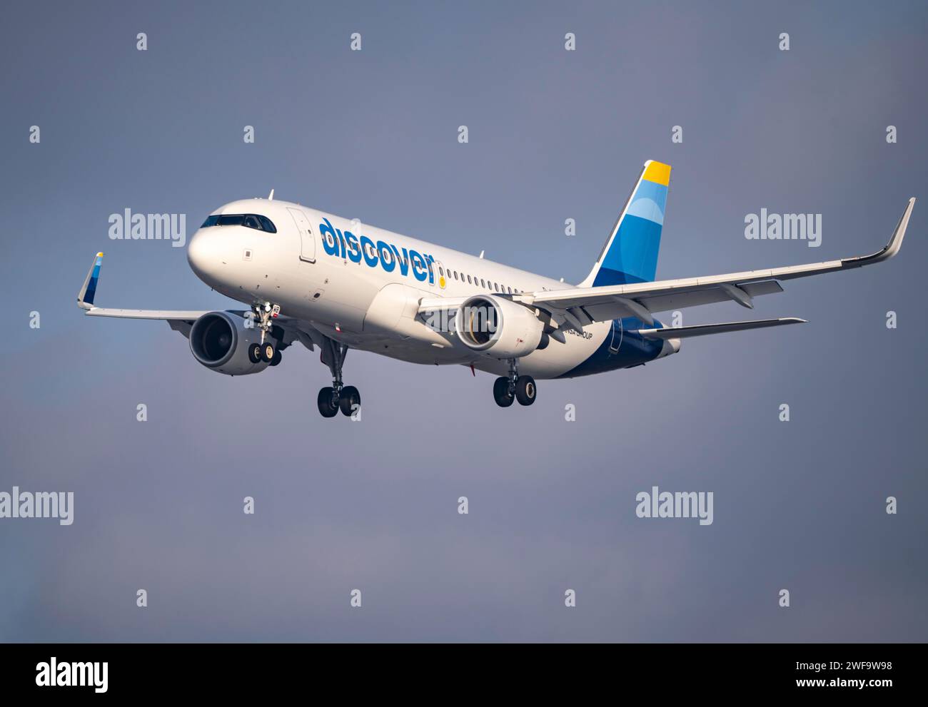 Entdecken Sie den Airbus A320-200 bei Anfahrt zum Flughafen Frankfurt FRA, Fraport, im Winter, Hessen, Deutschland Stockfoto