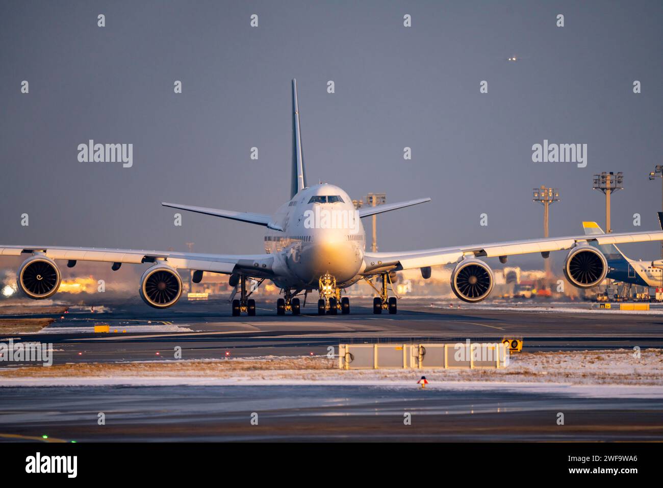 Lufthansa Boeing 747-8, Brandenburg, auf dem Rollweg zur Start- und Landebahn West, Frankfurter Flughafen FRA, Fraport, im Winter, Hessen, Deutschland Stockfoto