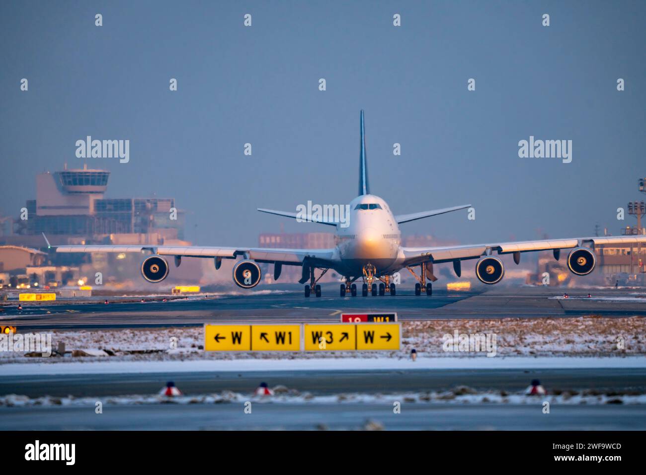 Lufthansa Boeing 747-8, auf dem Rollweg zur Start- und Landebahn West, Frankfurt FRA Airport, Fraport, im Winter, Hessen, Deutschland Stockfoto