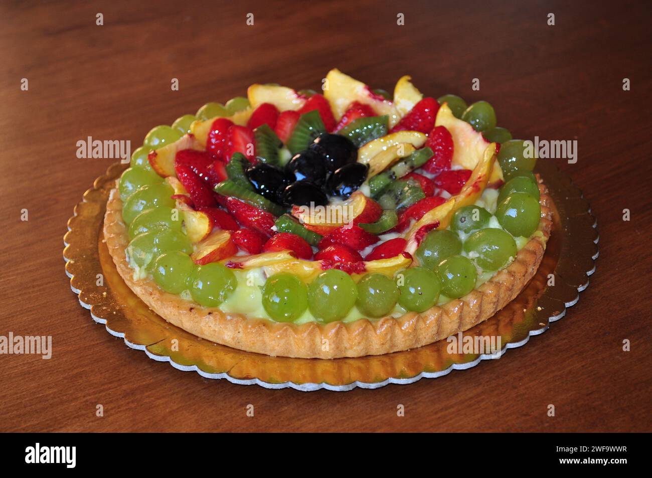 Obstkuchen und Sahne zum Namenstag, im Sommer, in Italien Stockfoto