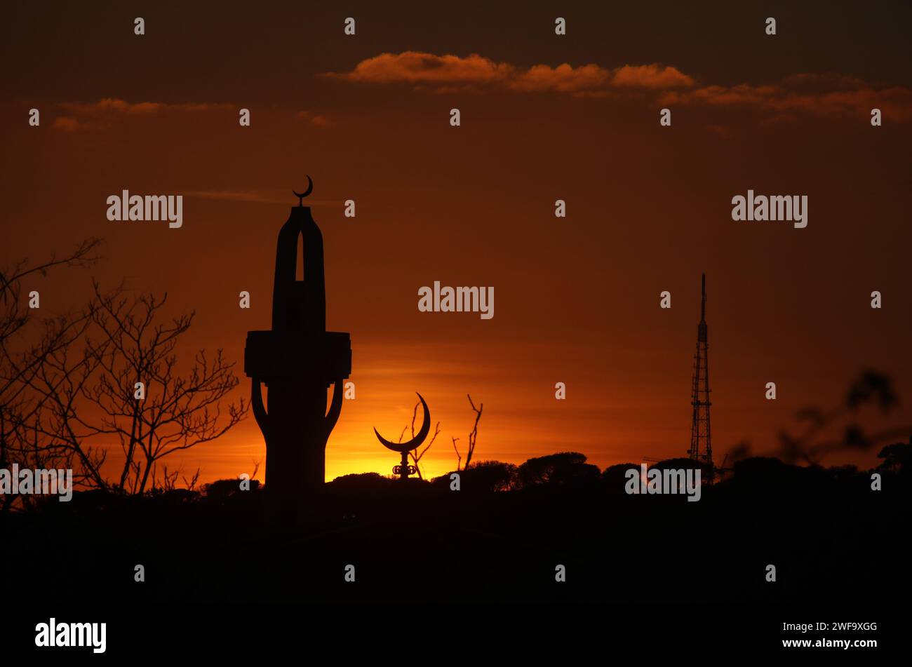Rom, Italien. Dezember 2023. Rom, Italien 29.01.2024: Die Silhouette des Minaretts und des islamischen Halbmondes der Moschee in Rom bei orangefarbenem Sonnenuntergang am Nachmittag des 29. Januar 2024 Credit: Independent Photo Agency/Alamy Live News Stockfoto