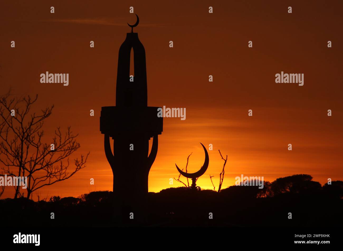 Rom, Italien. Januar 2024. Rom, Italien 29.01.2024: Die Silhouette des Minaretts und des islamischen Halbmondes der Moschee in Rom bei orangefarbenem Sonnenuntergang am Nachmittag des 29. Januar 2024 Credit: Independent Photo Agency/Alamy Live News Stockfoto