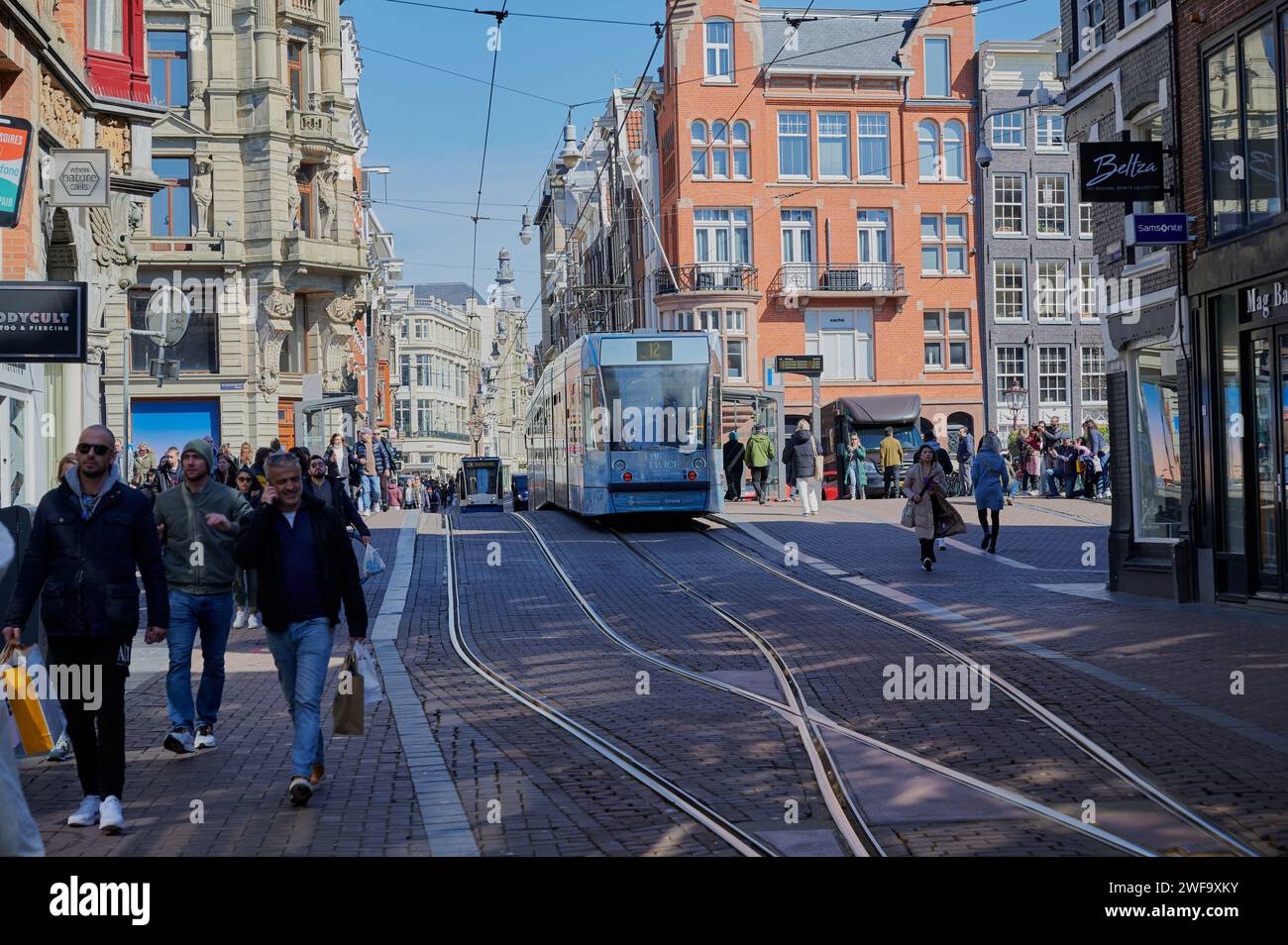 Straßenbahnen und Menschen im Stadtzentrum von Amsterdam Stockfoto
