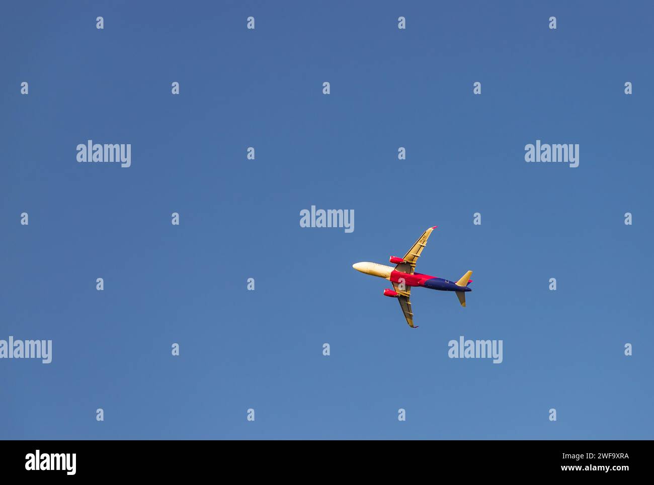 Ein Bild von einem Wizz Air Flugzeug, das über dem Himmel fliegt. Stockfoto