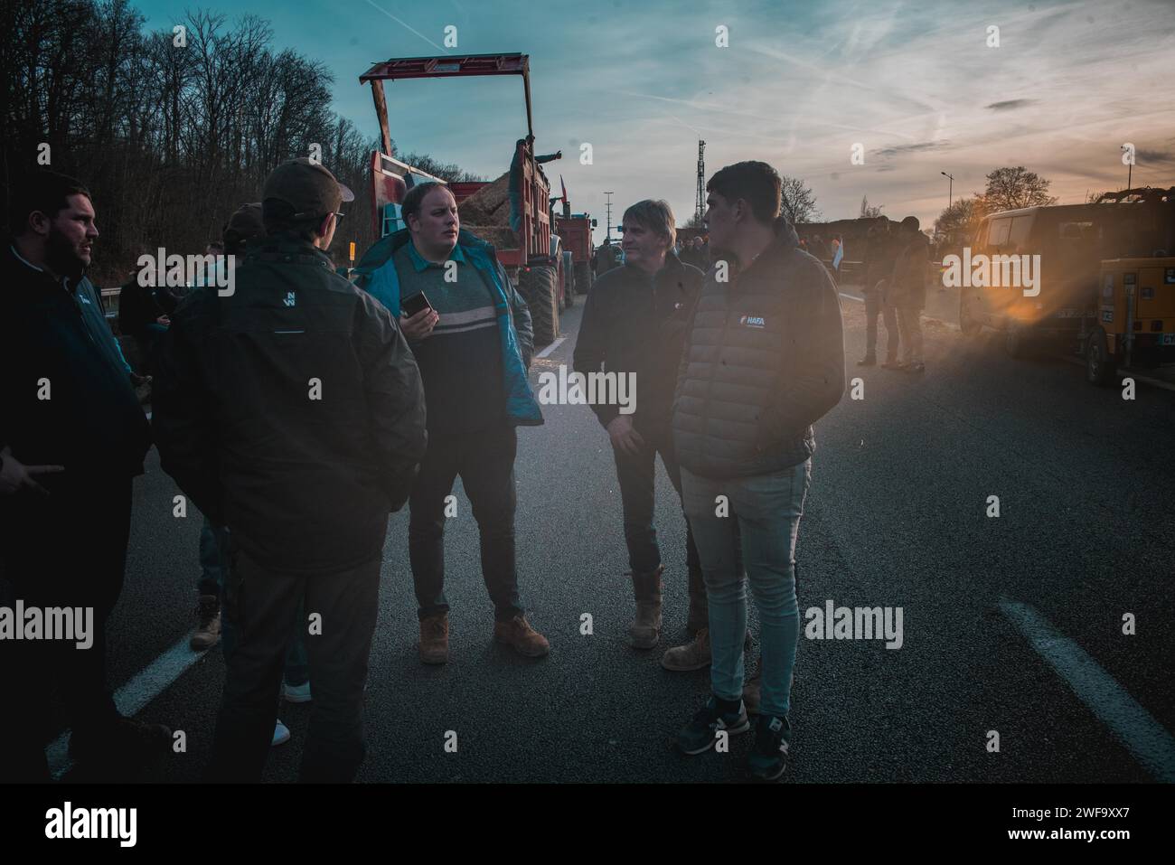 Roissy, Frankreich. Januar 2024. Gerard Cambon/Le Pictorium - Bauern blockieren die AI-Autobahn im Norden von Paris. - 29/01/2024 - Frankreich/Ile-de-France (Region)/Roissy - Bauern blockieren die AI-Autobahn im Norden von Paris in der Nähe des Flughafens Roissy Credit: LE PICTORIUM/Alamy Live News Stockfoto