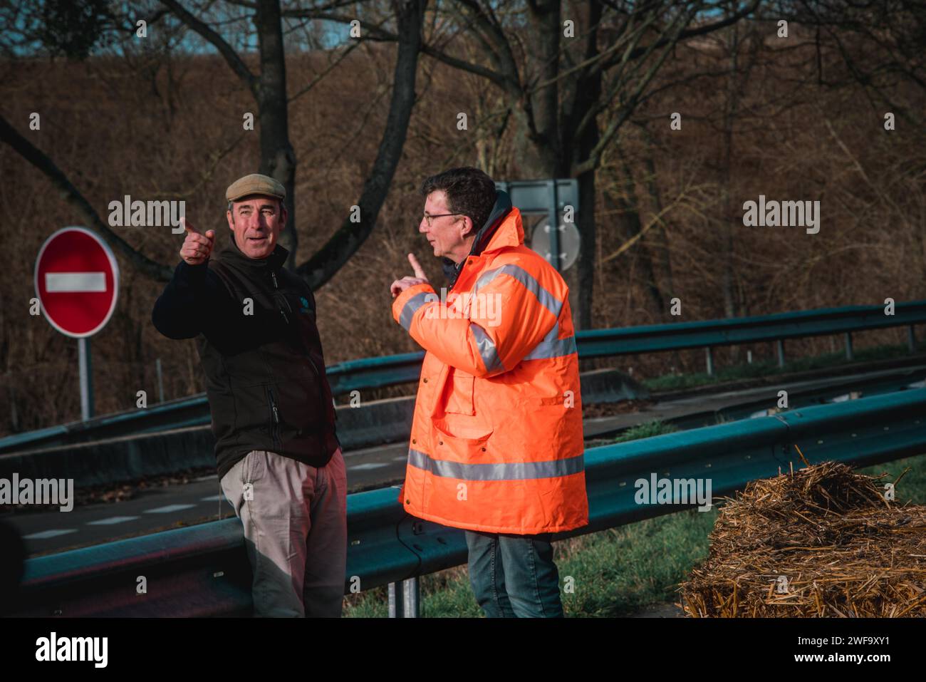 Roissy, Frankreich. Januar 2024. Gerard Cambon/Le Pictorium - Bauern blockieren die AI-Autobahn im Norden von Paris. - 29/01/2024 - Frankreich/Ile-de-France (Region)/Roissy - Bauern blockieren die AI-Autobahn im Norden von Paris in der Nähe des Flughafens Roissy Credit: LE PICTORIUM/Alamy Live News Stockfoto