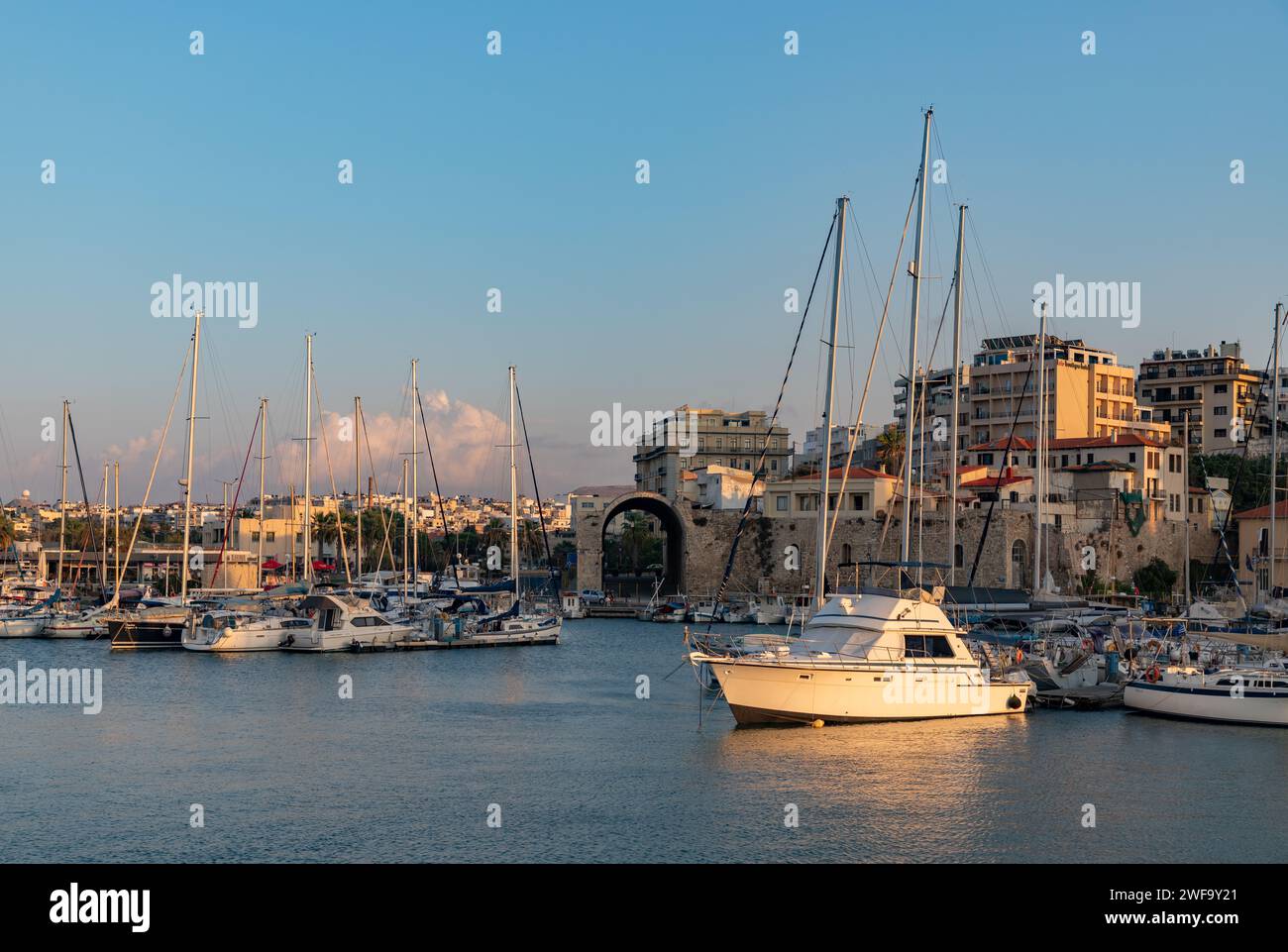 Ein Bild der Heraklion Marina und der venezianischen Werften dahinter. Stockfoto