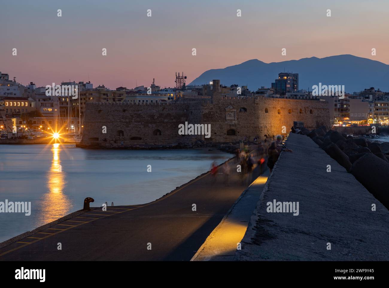 Ein Bild der Rocca a Mare oder Koules Festung bei Sonnenuntergang. Stockfoto