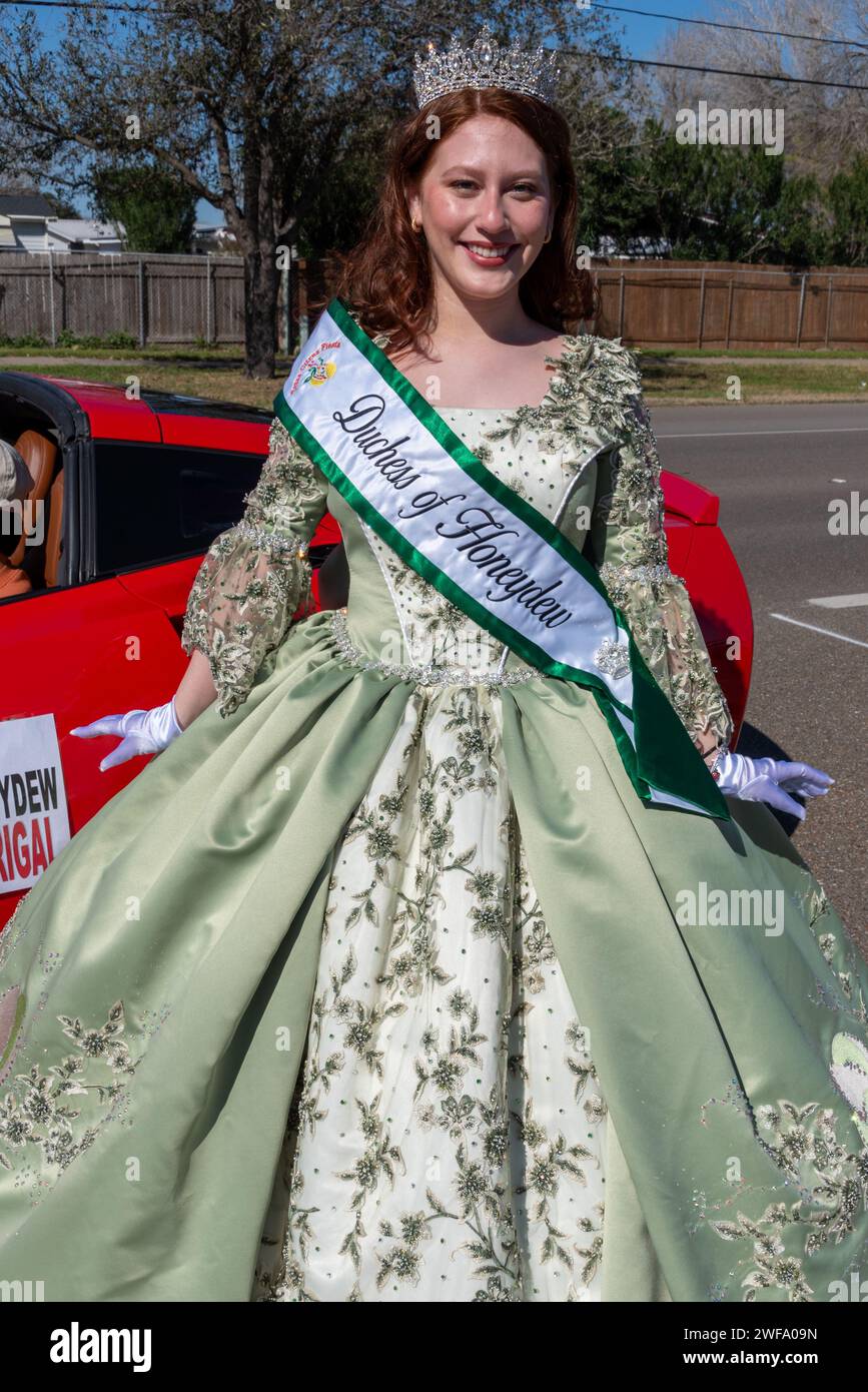 Die hübsche Rothaarige, Herzogin von Honeydew, posiert in einem raffinierten hellgrünen Kleid bei der 92. Jährlichen Texas Citrus Fiesta Parade of Oranges, Mission, Texas, USA. Stockfoto
