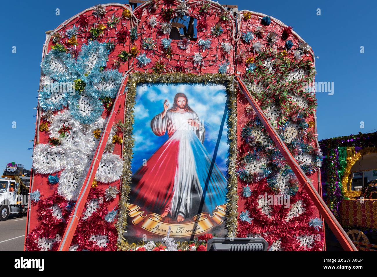 Bild von Jesus Christus auf einem roten Paradewagen in der 92. Jährlichen Texas Citrus Fiesta Parade of Oranges, 2024, Rio Grande Valley, Mission, Texas, USA. Stockfoto