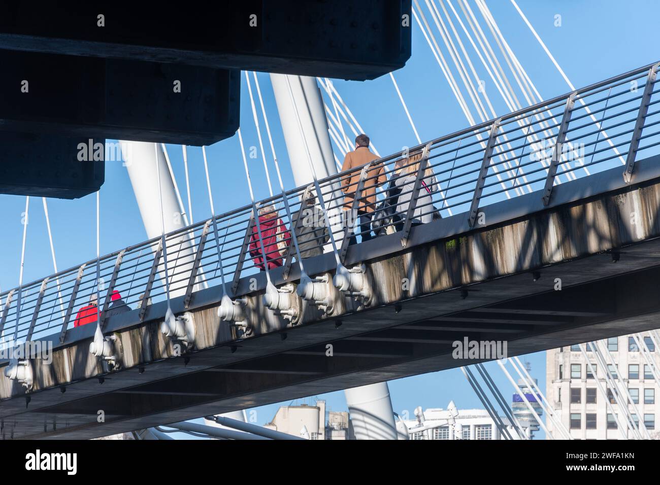 Fußgänger gehen über eine der Golden Jubilee Brücken neben der Hungerford Bridge, Themse, Central London, England, Großbritannien Stockfoto