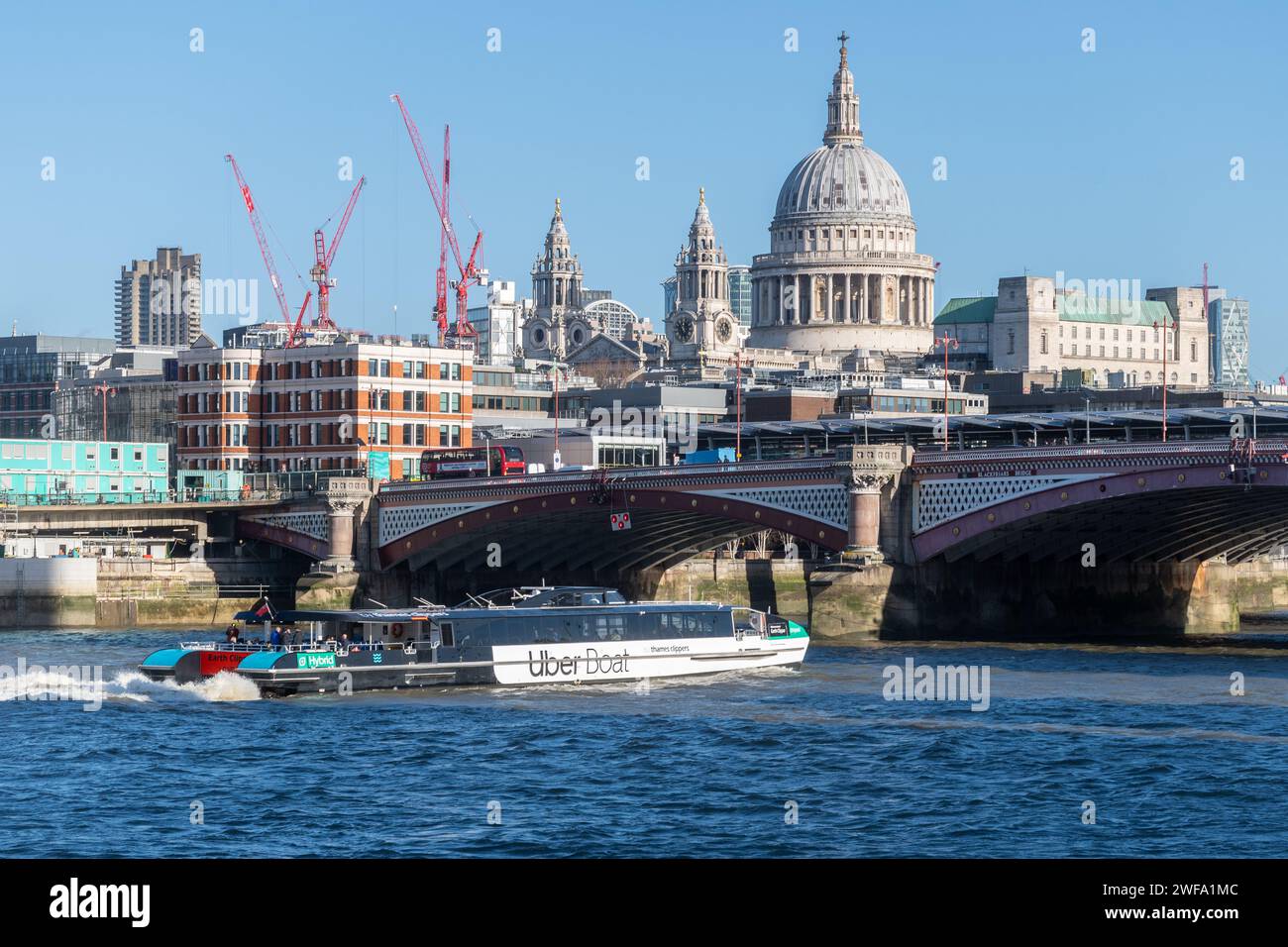 Uber Boat, Flussbusservice von Thames Clippers, Annäherung an Blackfriars Bridge mit St Paul's Cathedral dahinter, London, England, Großbritannien Stockfoto