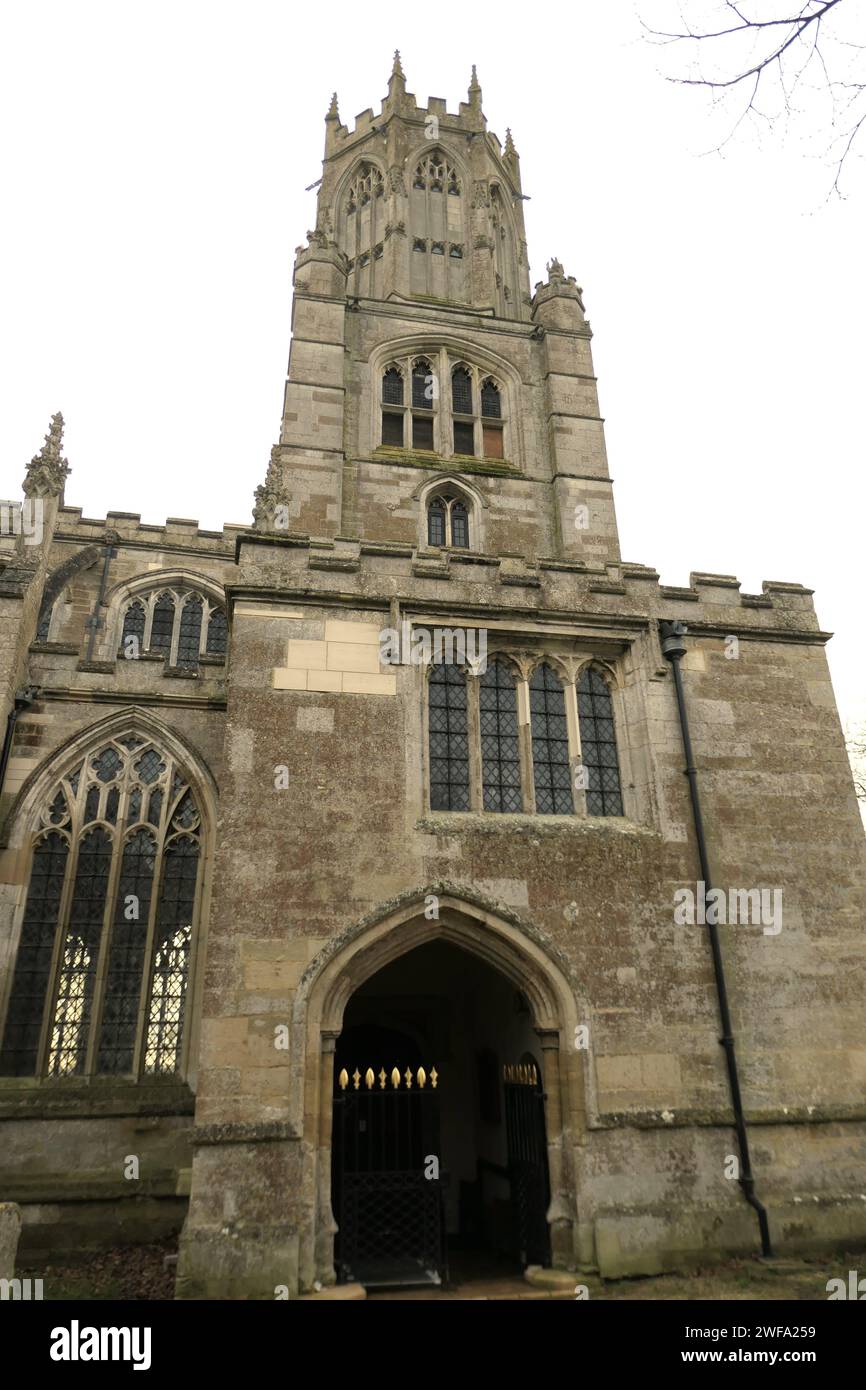 Fotheringhay Kirche altes Steingebäude alte Maria Königin der Schotten in der Geschichte des Schlosses, historischer Turm, alter König Königin Hügel Stockfoto