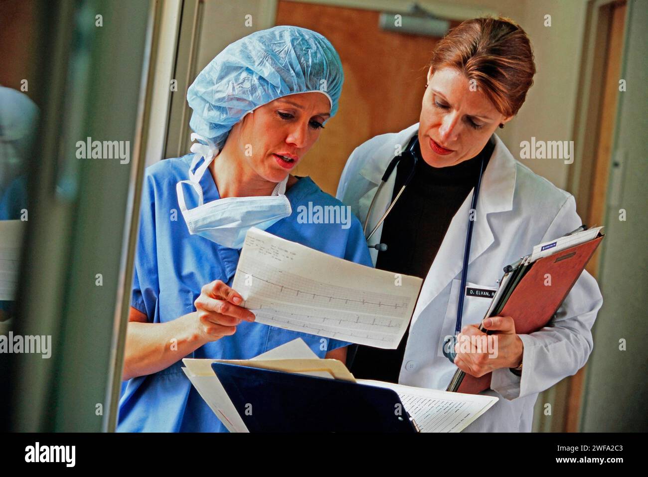 Dr. und Chirurg besprechen die Krankenakte eines Patienten Stockfoto