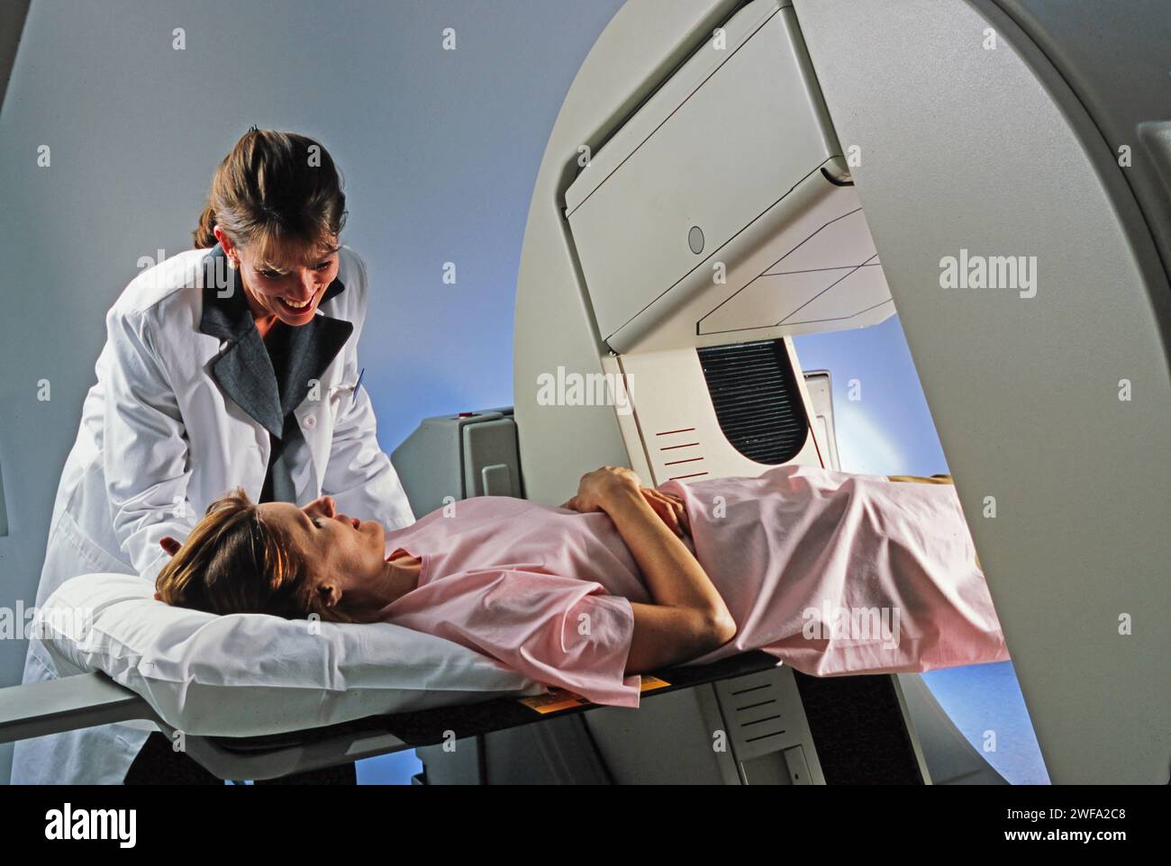 Eine Radiologen-Konferenz eine Frau, die sich einem CAT-Scan unterziehen wird Stockfoto