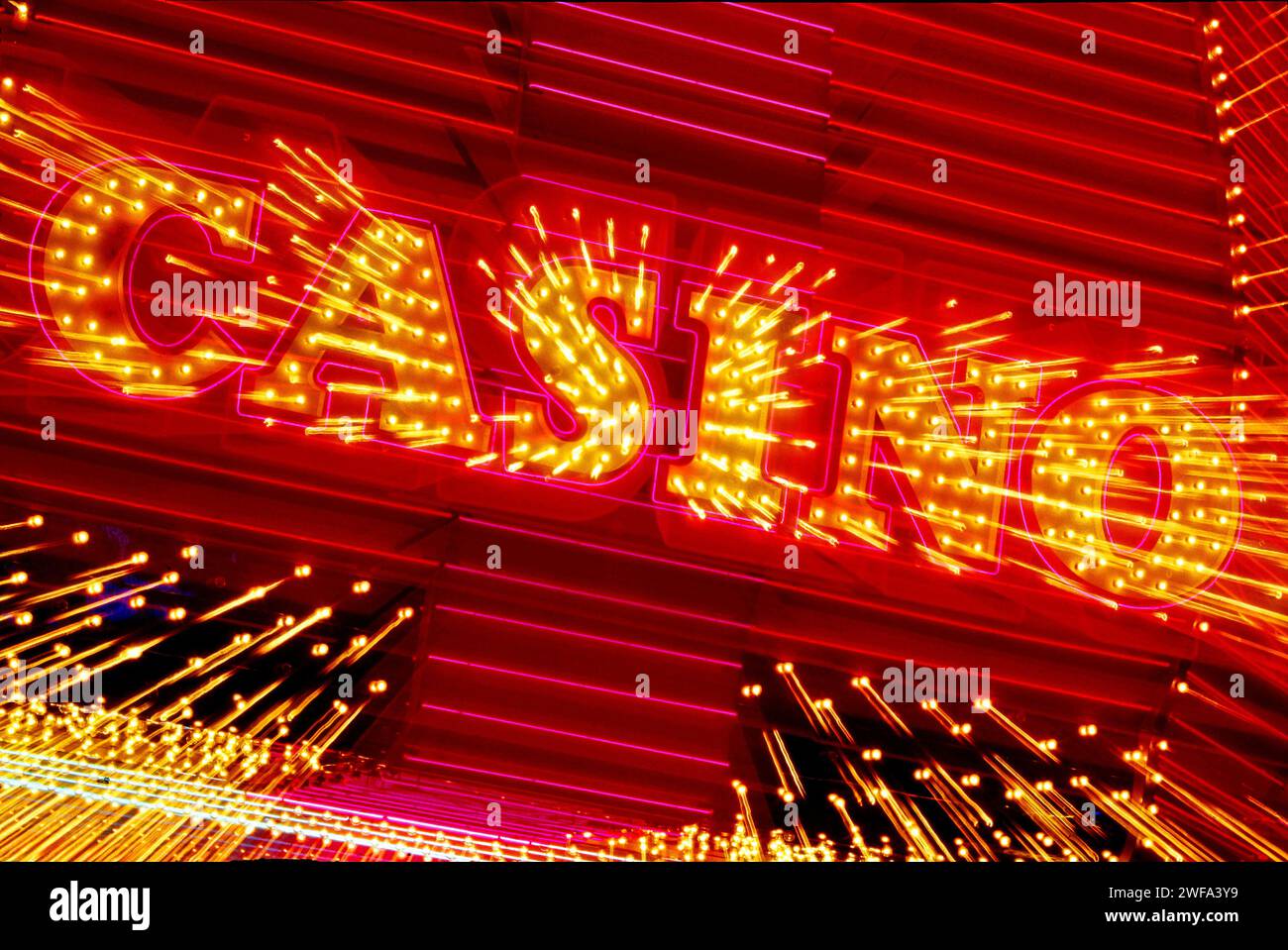 Das hell beleuchtete Schild eines Las Vewgas Casinos leuchtet intensiv in Rot- und Gelbtönen und dominiert die Nacht mit seinen lebhaften Farben und blendenden Lichtern Stockfoto