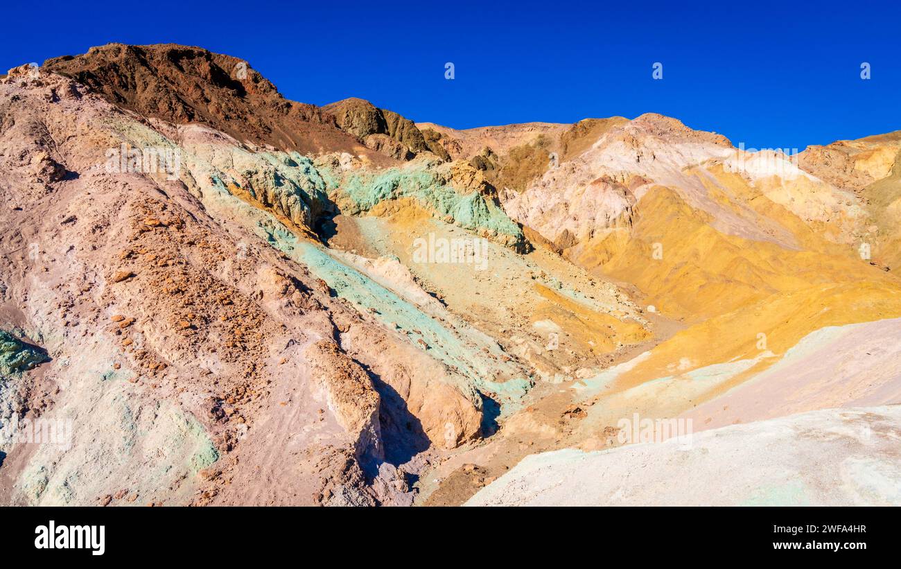 Malerischer Blick auf Artist Palette – Hügel, die mit bunten vulkanischen Ablagerungen bedeckt sind, im Death Valley National Park, Kalifornien Stockfoto