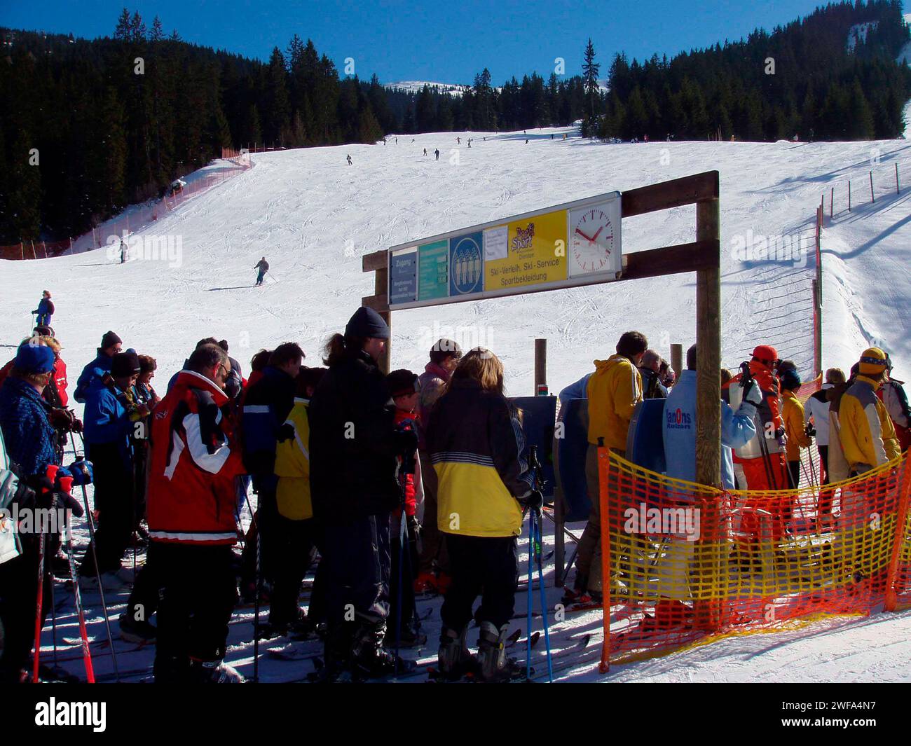 Warten und Schlange am Sessellift in einem Skigebiet warten und Schlange am Sessellift Stockfoto