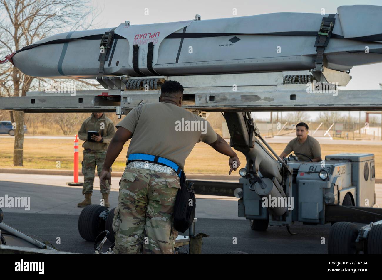 Flieger der 7th Aircraft Maintenance Squadron versammeln Munition während eines vierteljährlichen Lastenbesatzungswettbewerbs auf der Dyess Air Force Base, Texas, 10. Januar 2024. Der Wettbewerb zeigt die hoch entwickelten Fähigkeiten der Waffentruppe mit präzisen Ladefähigkeiten. (Foto der U.S. Air Force von Airman 1st Class Alondra Cristobal Hernandez) Stockfoto