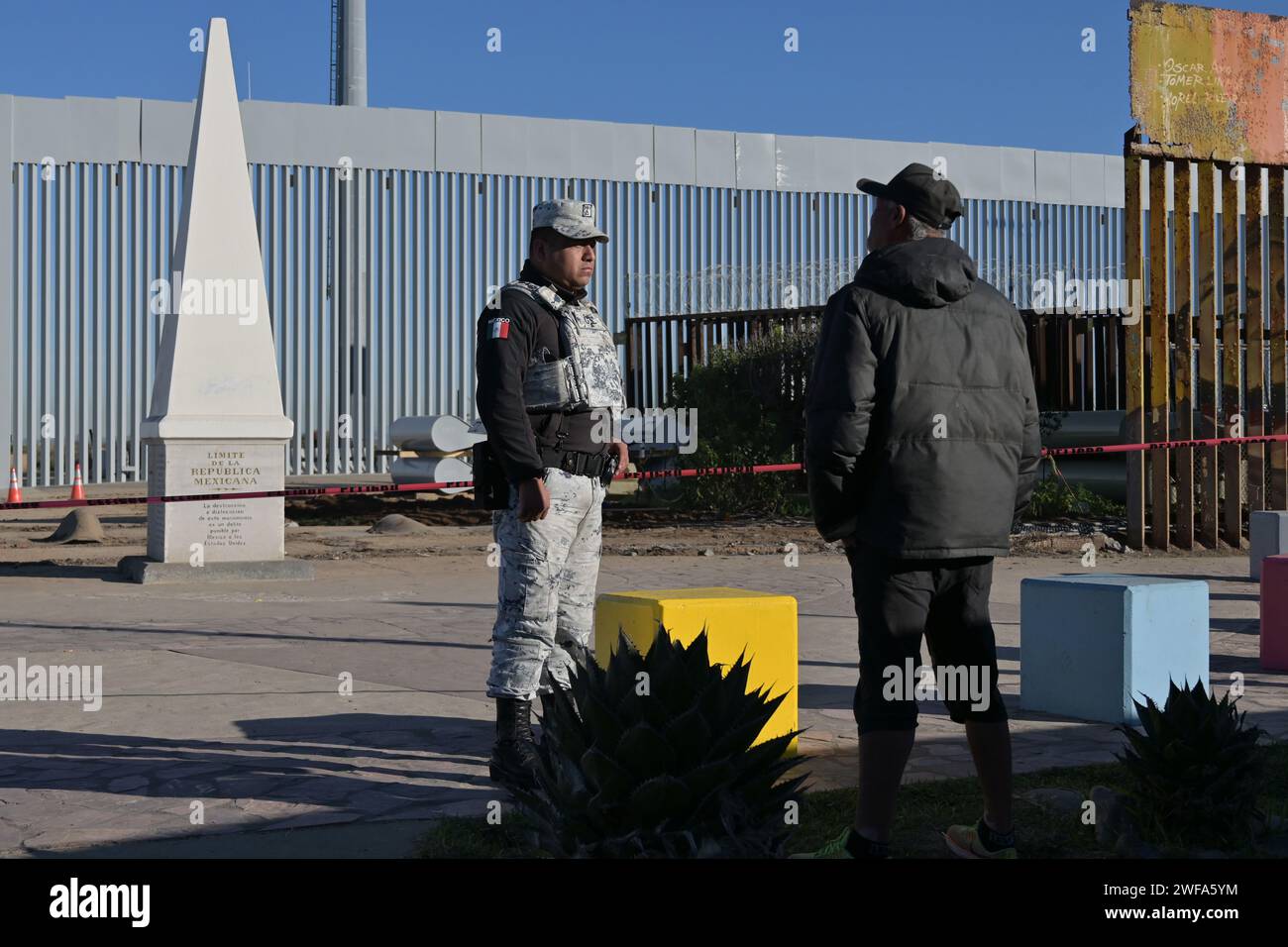 Tijuana, Baja California, Mexiko. Januar 2024. Ein Mitglied der mexikanischen Nationalgarde patrouilliert an der Grenze zwischen Playas de Tijuana und San Diego, wo am Montag, den 29. Januar 2024, der Bau neuer Ersatzzäune fortgesetzt wird, wo die historische Markierung die Gebiete von Mexiko und den Vereinigten Staaten und ihre Grenzen trennt. (Kreditbild: © Carlos A. Moreno/ZUMA Press Wire) NUR REDAKTIONELLE VERWENDUNG! Nicht für kommerzielle ZWECKE! Stockfoto