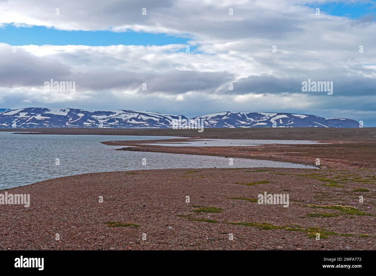 Weit entfernt, Icy Mountains Arcross und Arctic Plain Worsleyneset auf den Svalbard Inseln Stockfoto