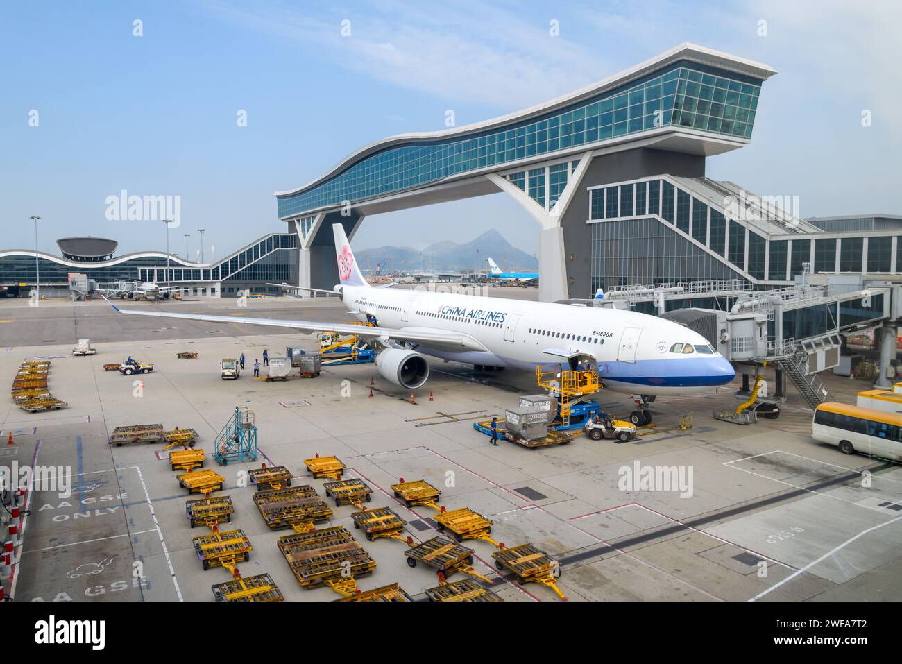 China Southern A330 Flugzeuge am Chek Lap Kok Airport und seinem Skydeck, eine neue Brücke, die Terminals am Flughafen Hongkong verbindet. HKG Skydeck. Stockfoto