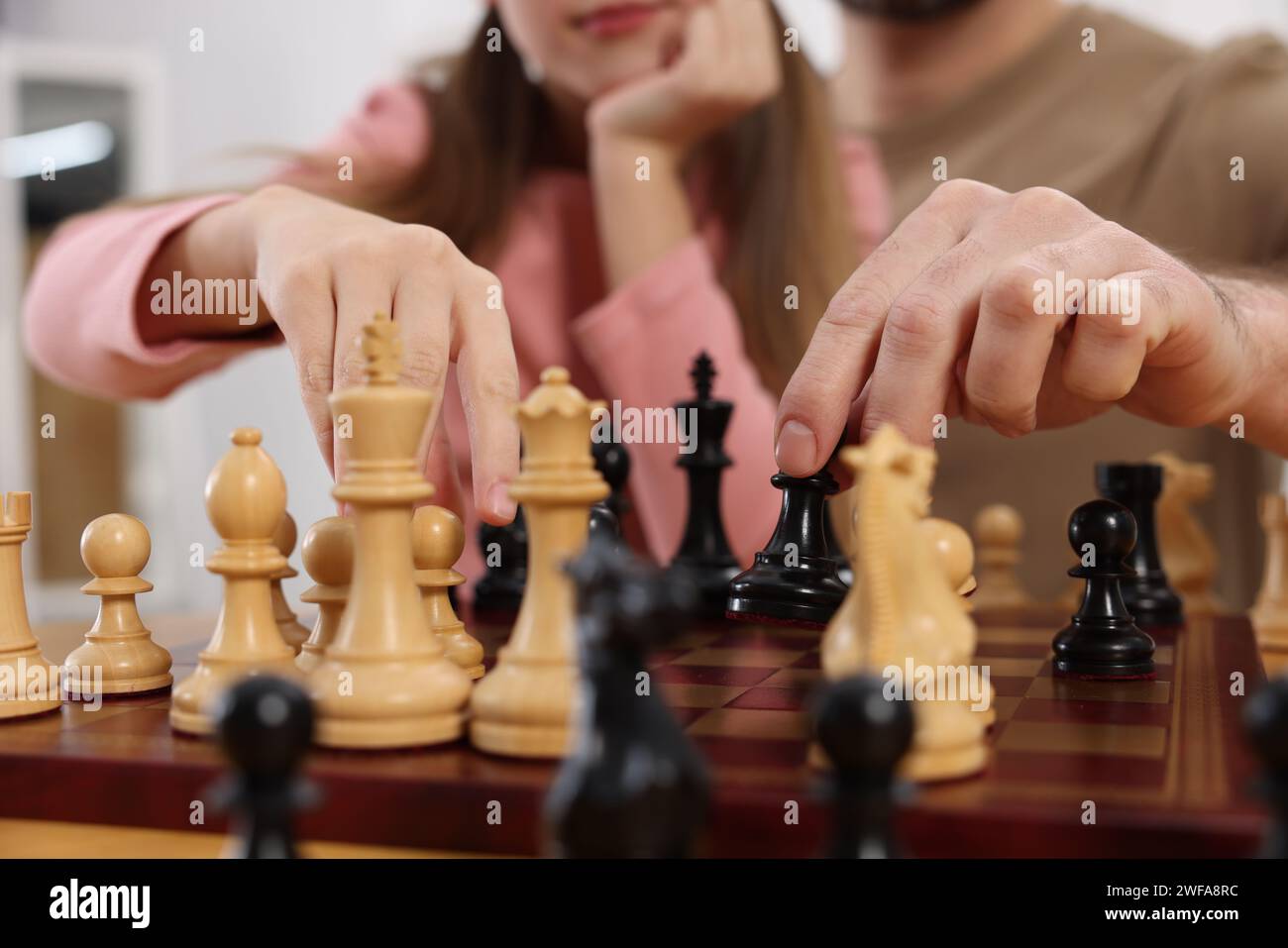 Vater bringt seiner Tochter Schach bei, Nahaufnahme Stockfoto