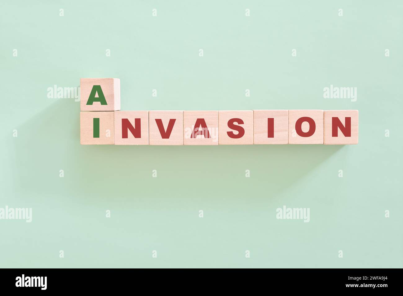 KI oder künstliche Intelligenz Invasion und Dominanzkonzept. Kreuzworträtsel flache Lay Typografie auf grünem Hintergrund. Stockfoto